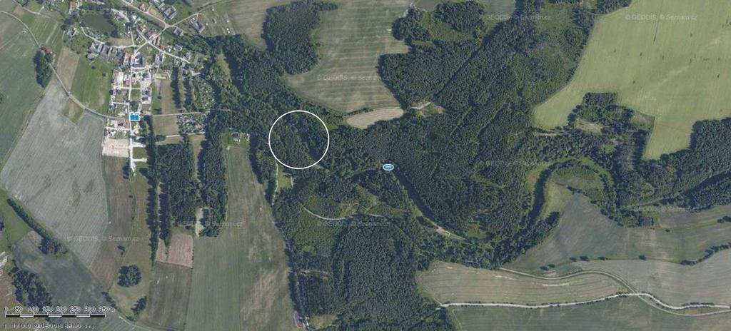 Mapa 2: Letecký snímek širšího okolí zájmové lokality s orientačním vyznačením zkoumaného úseku toku (bíle). Mapový podklad: www. mapy.cz 2.