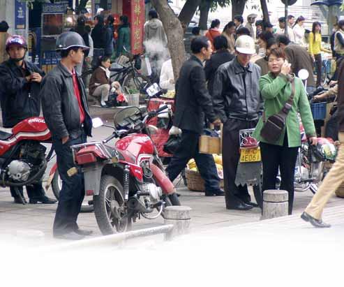 Děti o ní evidentně věděly, takže jsem vždy utratil pár yuanů a ony měly suvenýr. Na kole jsem se dostával do zastrčených uliček i přímořských částí města.