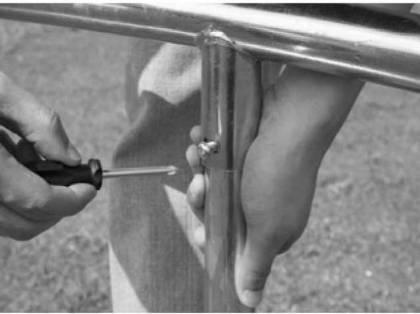 Klíčový krok: krátká spojovací trubka (trubka bez svařovaných částí) musí být pevně připevněna dovnitř