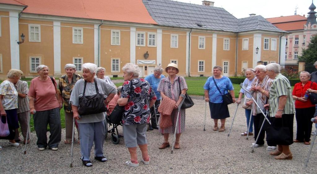 SOCIÁLNÍ PORADENSTVÍ A SLUŢBY Sociální pracovnice přijímají a vyřizují ţádosti o umístění do Domova Dobětice.Vyřizují potřebné záleţitosti uţivatelů od jejich nástupu aţ po ukončení pobytu.