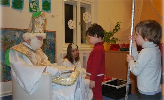 Der Nikolaus im Kindergarten Eine Woche nach dem Konzert war es schon soweit, der Nikolaus besuchte uns im Kindergarten. Die Kinder waren sehr gespannt und aufgeregt Kommt der Nikolaus wirklich?