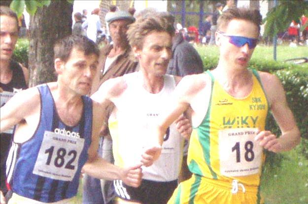 GRAND PRIX 2004 podporuje 1.8.2004 VRBA Na velmi náročné trati v okolí Velké nad Veličkou kraloval od startu až do cíle bulharský běžec Ivan Čotov.