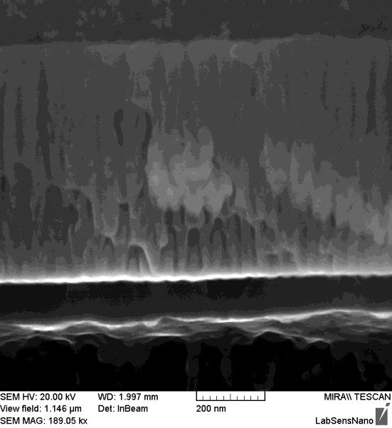 I[A] Techniky přípravy elektrod s nanostrukturovaným povrchem a jejich charakterizace Obr. 5.8 Detail vyrobené 1 µm nanoporézní keramiky na SiO 2 substrátu s detailem oxidové bariéry.