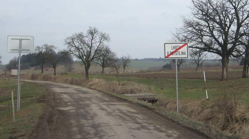 Před tím zde žádné cedule upozorňující na vjezd do Lhot u Potštejna nebyly a