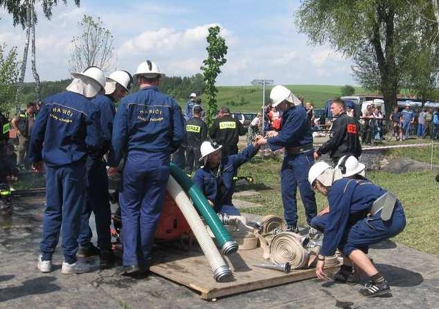 Lhoty u Potštejna reprezentovala dvě družstva - děti a muži.