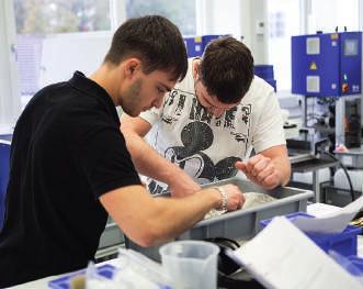 Seminář společnosti OTEC o hromadném omílání nabízí nejen důležitý základ v tématu hromadného omílání, ale také prohloubení znalostí pomocí teoretických a praktických příkladů.