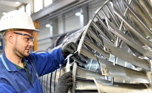 OBSAH ÚVODNÍK ZPRAVODAJ OTEC VYDÁNÍ Č. 01/2017 04 MNOHEM VÍCE VÝKONU A PROSTORU Nový DF 5 wet/330 08 TURBÍNOVÉ ČEPELE A PROUDOVÉ OMÍLÁNÍ DOKONALÁ SOUHRA!