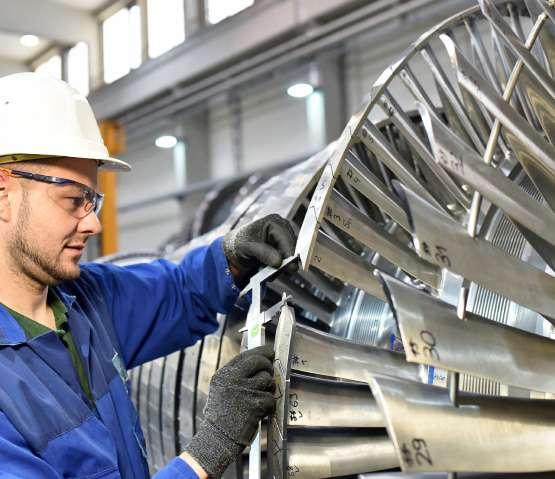 Výroba turbínových čepelí zahrnuje mnoho různých mechanických výrobních procesů.