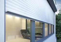 Zatímco předokenní stínící systémy přebírají barevný odstín fasády a oken, nebo se u nich mohou uplatnit bohatě kontrastní akcenty, lze podomítkové stínící systémy neviditelně integrovat do vzhledu