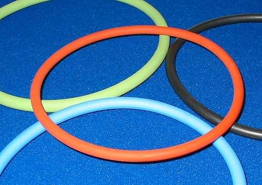 O-kroužky Pryžové o-kroužky Různé tvary, široká nabídka materiálů, jednoduchá konstrukce a snadná montáž způsobují, že o-kroužky jsou nejčastěji používaným těsnicím prvkem zejména pro statická