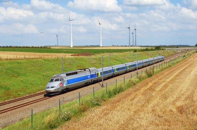 MAGAZÍN FOTOGALERIE LOKOMOTIVY.NET tému bylo ukončeno v roce 2004, kdy byla tato trať elektrifikována. Réseau Dalším typem dodaným SNCF v letech 1 993-1 996 je TGV Reseau.