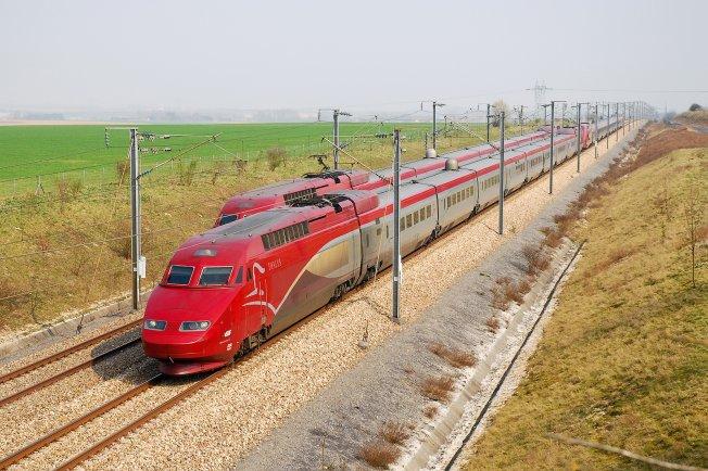 Následovala celá řada zkoušek, od testování dynamiky vozu s výše umístěným těžištěm až po úpravu vloženého vozu TGV Sud-Est tak, aby získal podobu spodního patra budoucího Duplexu.