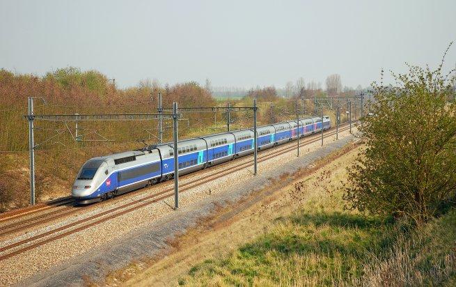 MAGAZÍN FOTOGALERIE LOKOMOTIVY.NET ho uvízlého asfaltovacího stroje. Přední motorový vůz vykolejil, otočil se vlevo a položil se na bok vedle tělesa trati.