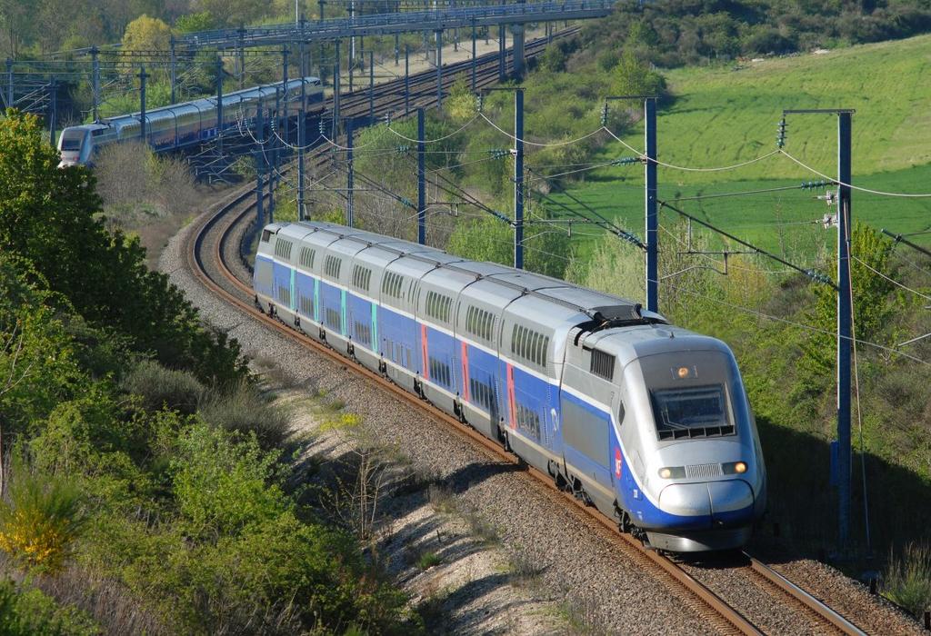 PROVOZ 10/2011 TGV Duplex 220 jedoucí z Paříže do Lyonu právě projel větvením tratě u Montanay (severně od Lyonu).