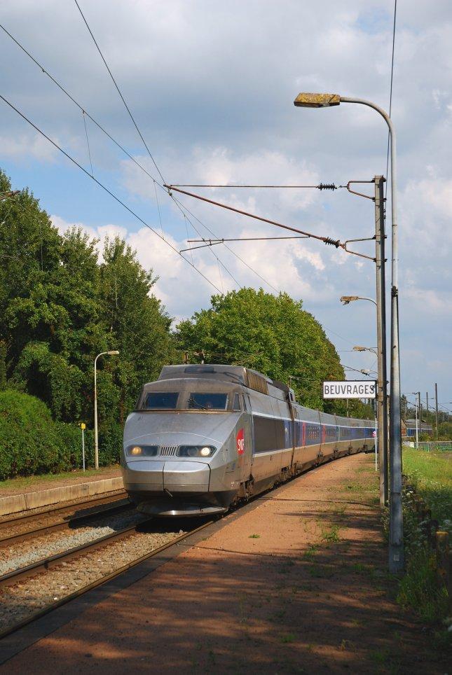 MAGAZÍN FOTOGALERIE LOKOMOTIVY.NET Vážení čtenáři. Na severu Francie jsou jednotky TGV nasazovány rovněž na dálkové vnitrostátní spoje využívající hojně klasické tratě.