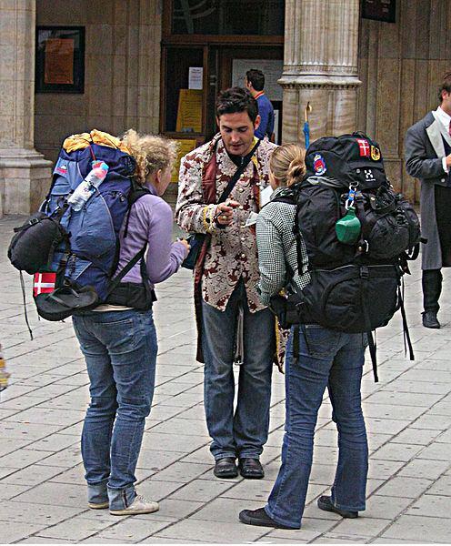 http://cs.wikipedia.org/wiki/soubor:urban_backpacking.jpg Tento soubor je volné dílo (licence Public domain). TwoDanishbackpackers in front oftheviennastate Opera in July 2005.