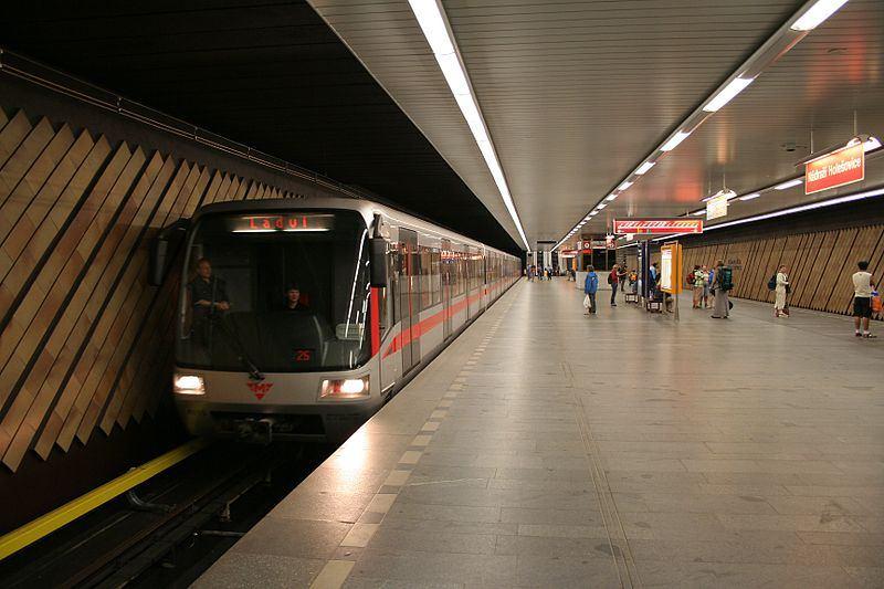 http://cs.wikipedia.org/wiki/soubor:prague_metro_station_nadrazi_holesovice.jpg Tento soubor podléhá licenci CreativeCommons Uveďte autora - Zachovejte licenci 2.5 Generic.