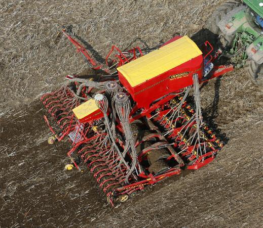 Kombinace vytvoří nové možnosti S metodou FIX jsme vytvořili secí stroj, který také zapravuje hnojivo do půdy, ale bez žádného požadavku na zvýšení tahového výkonu.