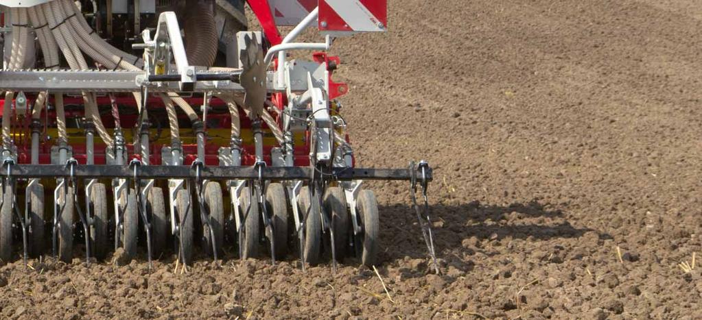 Mechanický pohon dávkovacího ústrojí v základní výbavě U kolejových řádků je možné uzavřít od 2 do 4 výsevních jednotek na stopu.