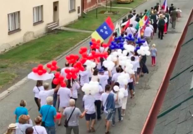 atrakce jako bumperbally, vyhlídková plošina, skákací hrad, vrhací nože, lukostřelba, jízda v kočáře obcí a spousta dalších her.