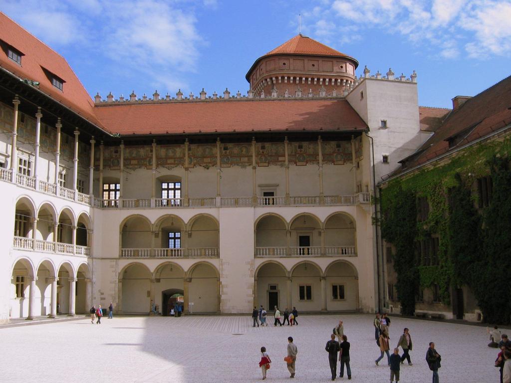 Krakow, nádvoří král. hradu Wawel. Francesco Florentino, Bartolomeo Berrecci, Benedikt Sandoměřský, 1507-1536 By Leif Arne Storset (Vacation photo) [CC BY-SA 2.