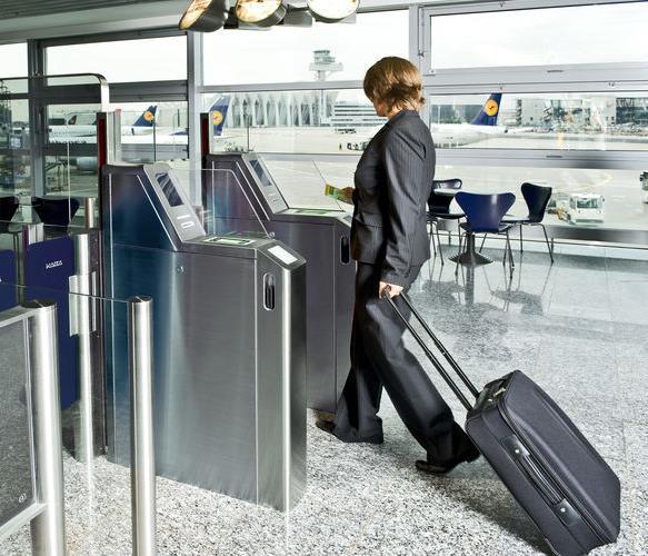 2.6 Nástup do letadla (boarding) Poslední kontrolou, která je na letišti prováděna, je kontrola palubních vstupenek před nástupem do letadla.
