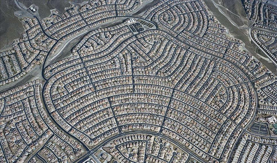 Tato forma suburbanizace, někdy označovaná jako urban sprawl, má na dané území mnoho dalších negativních dopadů.