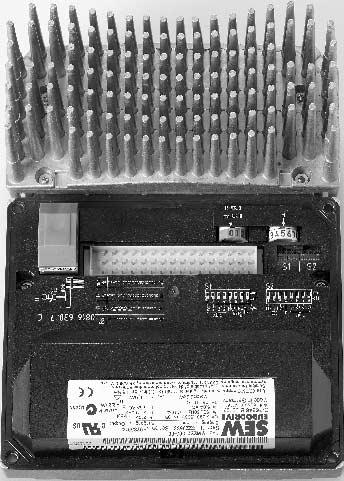 Připojovací jednotka se svorkami 6. Šroub pro připojení PE 7. Svorková lišta elektroniky X2 8. Interní brzdový odpor BW. (sériově u motorů bez brzdy) 9. Připojení brzdové cívky (X3).