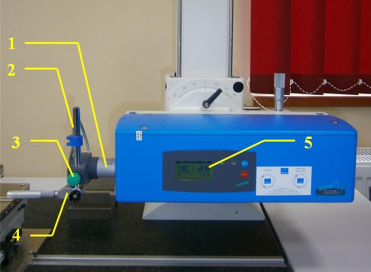 Měřicí sloup wavelift K měřicímu sloupu je uchycena manuální, popř. elektronická naklápěcí jednotka. Sloup slouží k uchycení posuvové lineární jednotky a přesnému polohování.