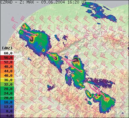 Obr. 3 9. červen 2004 16.20 UTC. (a) snímek maximální odrazivosti v 16.20 UTC; (b) snímek maximální odrazivosti v 16.