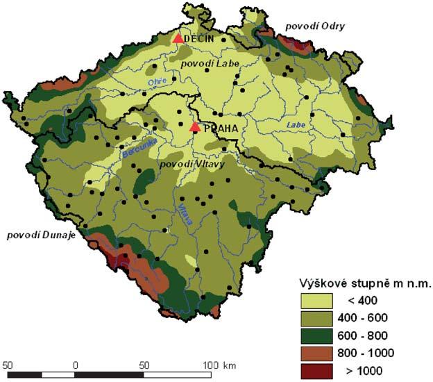 Obr. 1 Rozložení stanic použitých ke zpracování charakteristik významných srážek a poloha vodoměrných stanic Praha a Děčín. Vyznačena jsou rovněž hlavní povodí a výškové stupně. Fig. 1. Distribution of stations used for processing of characteristics of heavy precipitation and location of water-gaging stations Prague and Děčín.