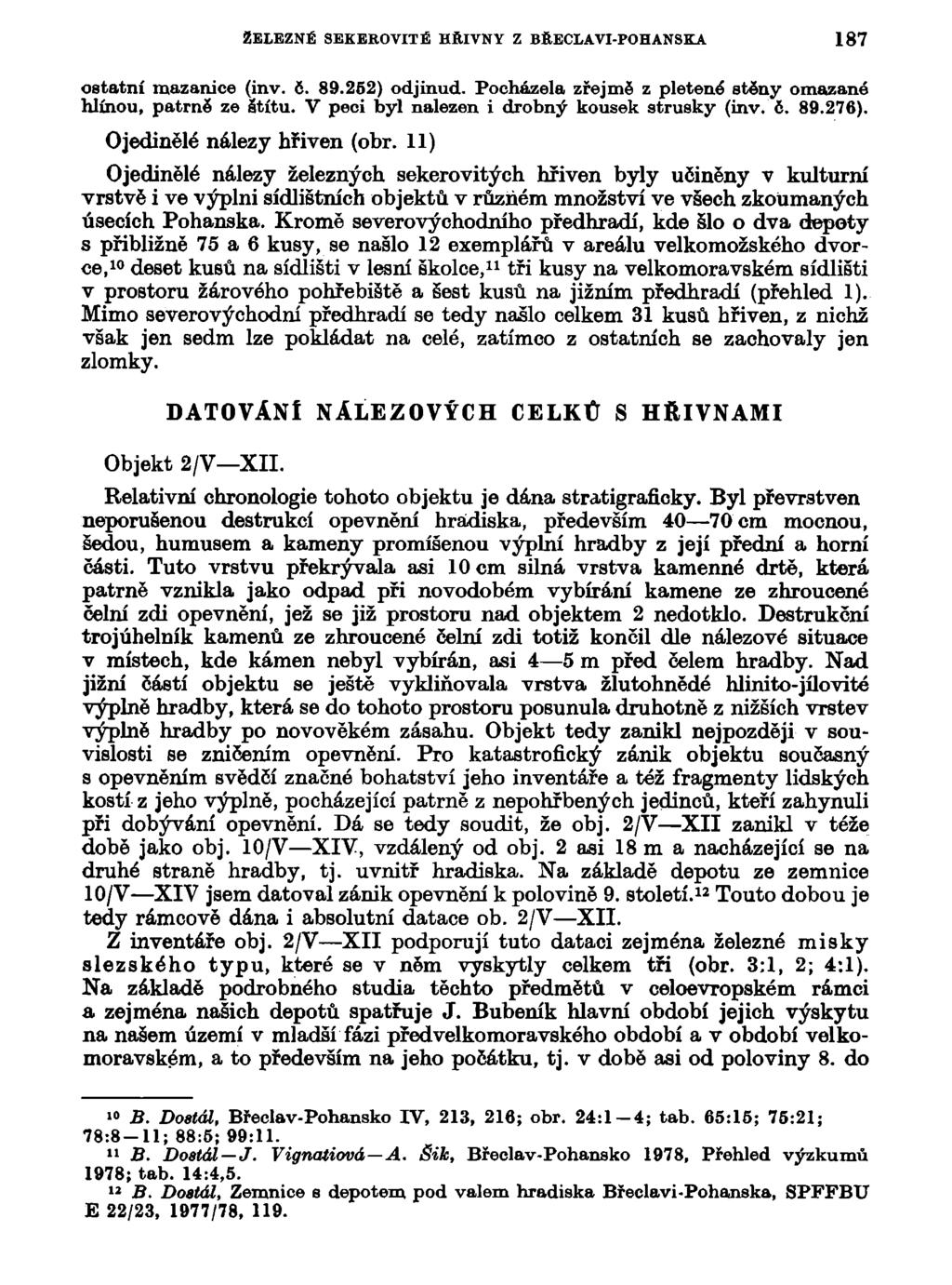 ŽELEZNÉ SEKEROVITÉ HŘIVNY Z BŘECLAVI-POHANSKA 187 ostatní mazanice (inv. 6. 89.252) odjinud. Pocházela zřejmě z pletené stěny omazané hlínou, patrně ze štítu.