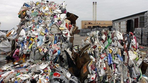 se snažíme, aby lidé čím dál víc třídili odpad, protože tím chrání zemi. Chceme chránit zemi, proto i my třídíme. Teoretická část Co je to odpad? Odpad je, když lidé se zbavují nepotřebných věcí.
