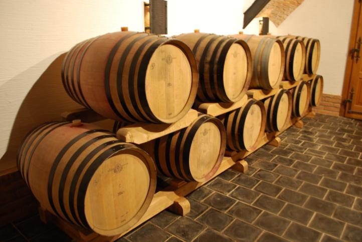 Dřevěné sudy Dřevěné sudy umožňují zrání vína v přirozeném prostředí, kdy dochází k látkové výměně mezi vínem a dřevem. Víno absorbuje řadu látek, které ovlivňují jeho budoucí chuť a charakter.