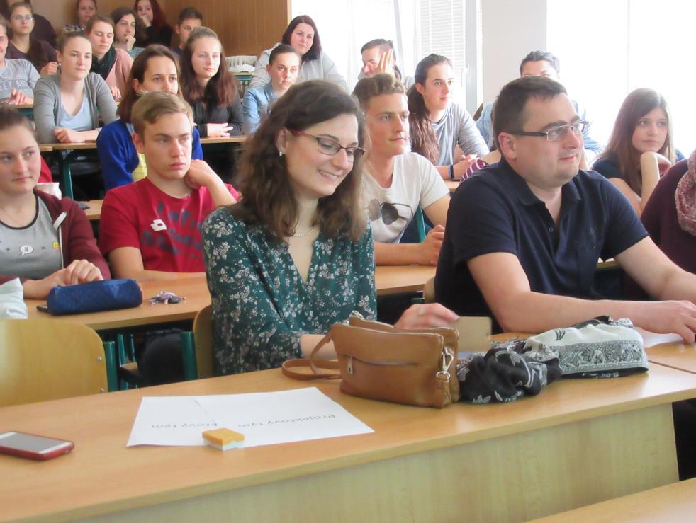 Laboratoře chemie (vlevo), laboratoře instrumentální analýzy (vpravo nahoře) a