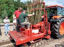 Energy Planter se standardně vyrábí ve 2 řádkovém (1x2 sekce) a 4 řádkovém provedení (2x2 sekce). Vzdálenost řádků 75 cm. Délka řízků je okolo cm.