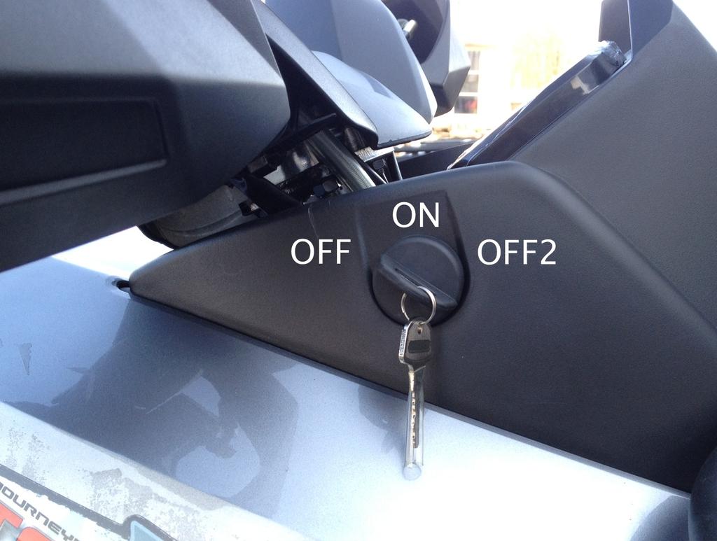Spínač zamykání pohonu předních kol LOCK/4WD Pro zamčení předního pohonu v režimu 4WD se ujistěte, že je spínač v pozici 4WD, zastavte ATV, posuňte páčku do pozice b a poté nastavte spínač do polohy