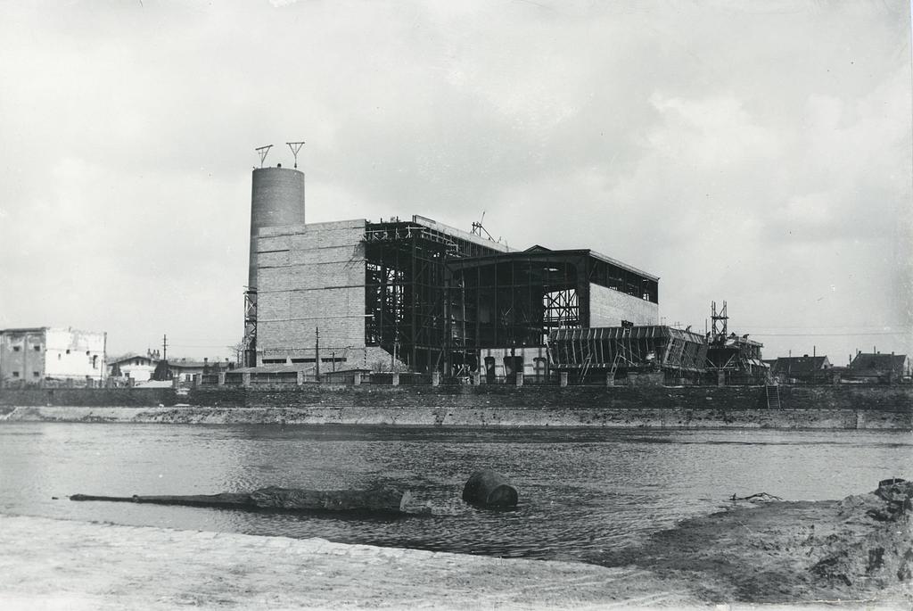 Stavba komína probíhala v první polovině roku 1931 a byla dokončena na přelomu července a srpna. Měla značný ohlas v tisku.