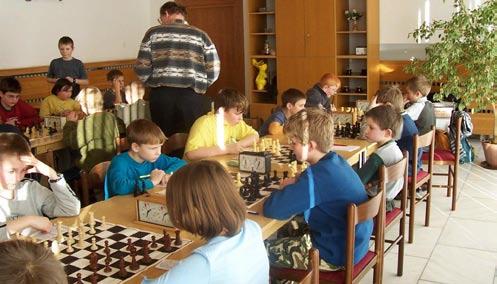 KP MLÁDEŽE H+D 10 +12 VE VYSOKÉM MÝTĚ 8. 1. 2005 Kategorie H+D 12 Z celkového množství 37 hráčů obsadili 12.-13. místo společně Půlpán Jakub a František Kučera se 4 body.