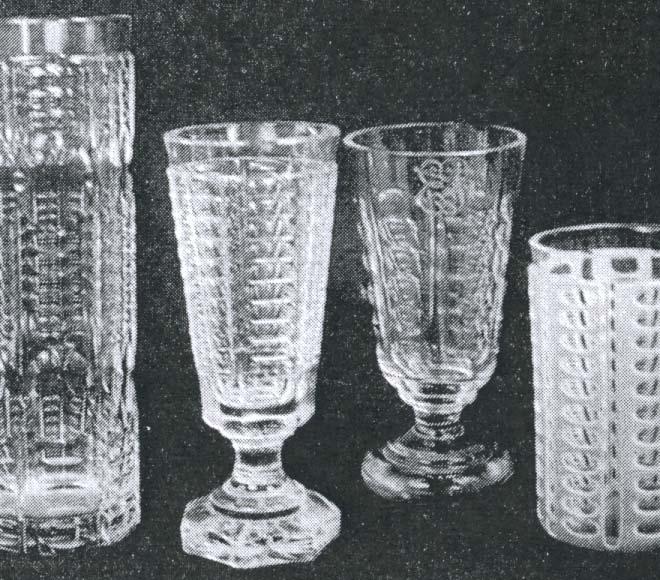 Trinkglas (Sklenice) zylindrisch; Dekor graviert: Bäume, Schloss, Boot, Vase mit Blumen, Girlanden, Vögel, Bäume, auf einem Podest Hl.