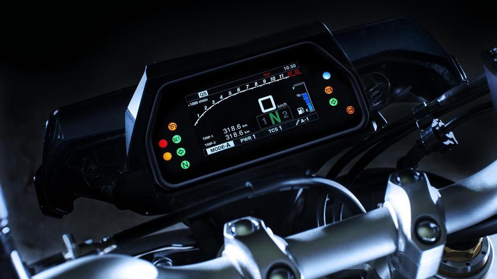 km/h. Systém Yamaha D- MODE umožňuje přizpůsobení různým podmínkám a nabízí tři různé provozní režimy (mapování) motoru pro uvolněnou, běžnou a agresivní jízdu.