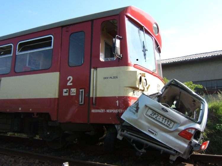 Výroční zpráva 26 MIMOŘÁDNÉ UDÁLOSTI NA ÚROVŇOVÝCH PŘEJEZDECH V České republice je přibližně 9 tisíc železničních přejezdů.