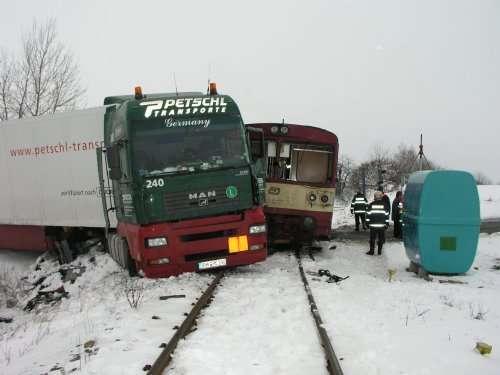 Výroční zpráva 26 Dne 12. 2. 26 v.56 hod. při průjezdu nákladního vlaku Vn 5867 stanicí Chotoviny vykolejily čtyři prázdné vozy.