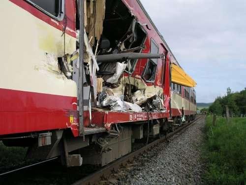 Příčinou nehody bylo nedovolené vjetí osobního auta na železniční přejezd v době, kdy jím projížděl vlak. Dne 2. 6. 26 v 5.18 hod.