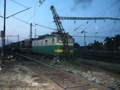 Auto HZS se zapnutým výstražným majákem najelo do boku tramvaje, která jela na návěst dovolující jízdu a převrátilo se na bok. Při převrácení došlo k zachycení a zaklínění dvou chodců (cizinců).