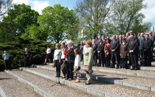 V úvodu oficiální části oslavy, předseda OV KSČM Pavel Vodseďálek a delegace OV KSČM, položila květiny k pomníku Rudoarmějců.