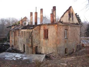 Poţá r Zraněno vznikl v 1. NP, v místnosti restaurace, poškozené osoby se nacházely v době vzniku poţ áru v podkrovním bytě. Příčina vzniku poţáru je v šetření.