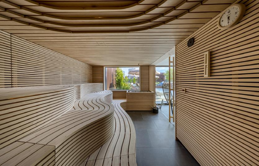 K dispozici jsou dvě sauny finského typu s výhledem do zeleně, dvě uzavřené odpočinkové místnosti s lehátky, odpočinková zóna s lehátky pod širým