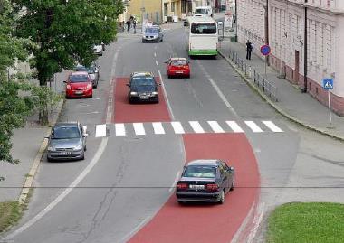 tabule informující o rychlosti vozidla), veřejné osvětlení komunikace pro pěší a hlavního dopravního prostoru pozemní komunikace, světelné signalizační zařízení řídící provoz samostatného přechodu