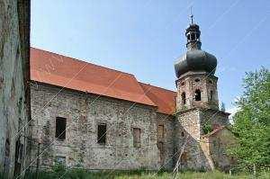 se rozšířil na celý objekt, shořelo vnitřní zařízení kostela a od té doby byl kostel v ruinách. Od roku 1987 je klášter postupně opravován, v současnosti je majetkem občanského sdružení.